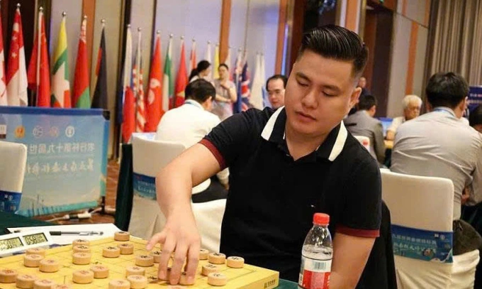 Lại Lý Huynh trong một ván đấu tại giải cờ tướng thế giới 2025 ở Thượng Hải, Trung Quốc tháng 9/2025. Ảnh: Trần Ngọc Long