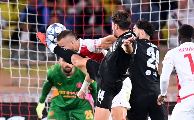 Nico Gonzalez phạm lỗi cao chân với Eric Dier, khiến Man City chịu phạt đền trong trận Man City hòa Monaco 2-2 ở lượt hai Champions League trên sân Louis II, quận Fontvieille, Monaco, Pháp ngày 1/10/2025. Ảnh: Reuters
