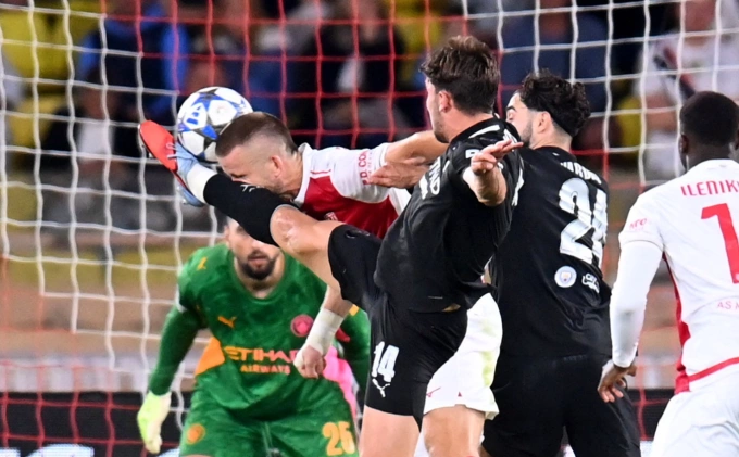 Nico Gonzalez phạm lỗi cao chân với Eric Dier, khiến Man City chịu phạt đền. Ảnh: Reuters