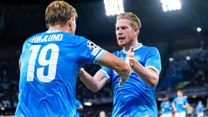 Kevin de Bruyne (phải) chia vui cùng Rasmus Hojlund trong trận Napoli thắng Sporting 2-1 trên sân Diego Armando Maradona, thành phố Naples, Italy tối 1/10/2025. Ảnh: NurPhoto