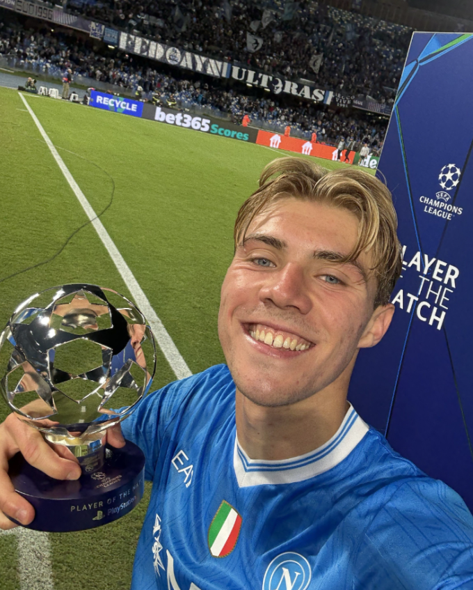Rasmus Hojlund được bình chọn là cầu thủ hay nhất trận. Ảnh: UEFA