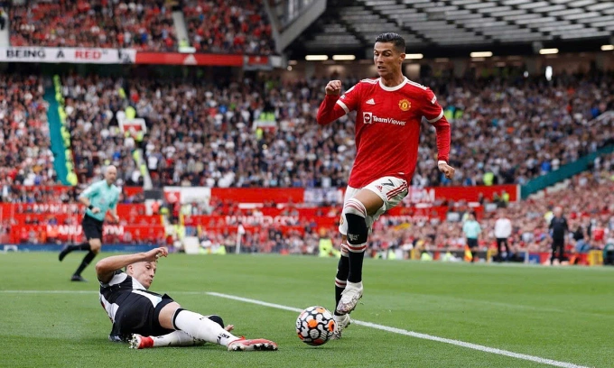 Cristiano Ronaldo (phải) trong trận Man Utd gặp Newcastle trên sân Old Trafford, thành phố Manchester, Vương quốc Anh ngày 11/9/2021. Ảnh: Reuters