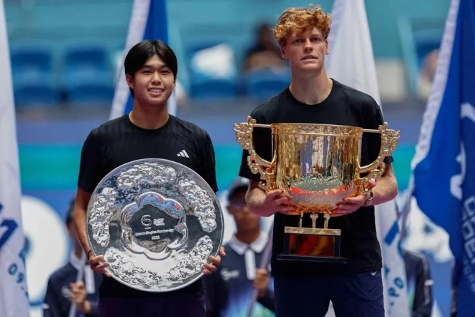 Sinner (phải) và Tien trên bục nhận giải ở sân Trung tâm, tổ hợp National Tennis Center, Bắc Kinh, Trung Quốc hôm 1/10. Ảnh: Reuters