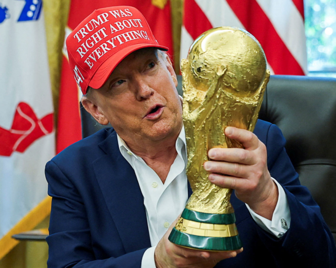 Donald Trump chụp ảnh cùng chiếc Cup vô địch World Cup vào tháng 8. Ảnh: Reuters