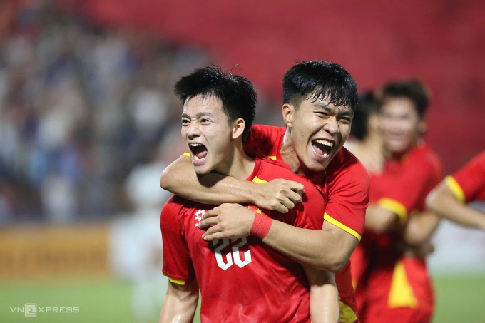 Tiền đạo Việt Nam Nguyễn Thanh Nhàn (trái) mừng pha lập công trong trận thắng Syria 1-0 ở lượt cuối bảng C vòng loại U23 châu Á 2026, trên sân Việt Trì, Phú Thọ ngày 9/9/2025. Ảnh: Thủ Khúc