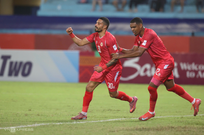 Rogerio Alves (trái) lập cú đúp giúp Công an Hà Nội thắng Tai Po của Hong Kong 3-0 tại lượt trận thứ hai bảng E AFC Champions League Two 2025-2026, trên sân Hàng Đẫy, Hà Nội ngày 2/10/2025. Ảnh: Hoàng Huynh