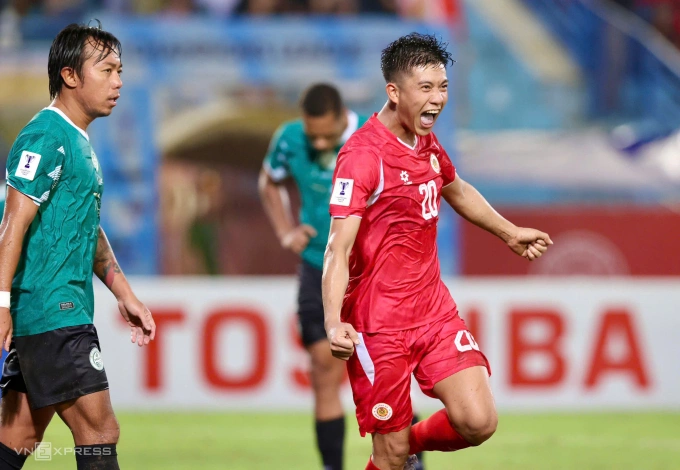 Phan Văn Đức (phải) mừng bàn ấn định tỷ số 3-0 cho Công an Hà Nội ở phút 89. Ảnh: Hoàng Huynh