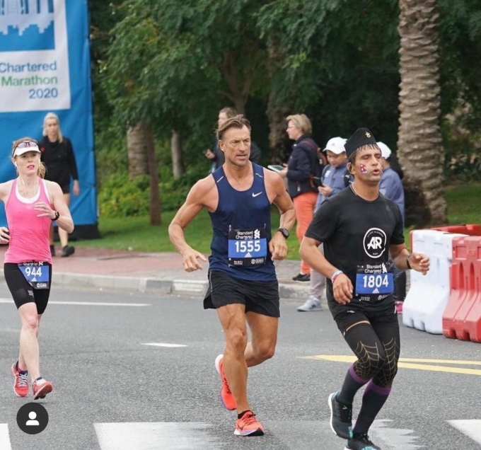 Renard (bib 1555) trên đường chạy cự ly 42km Dubai Marathon 2020. Ảnh: Dubai Marathon