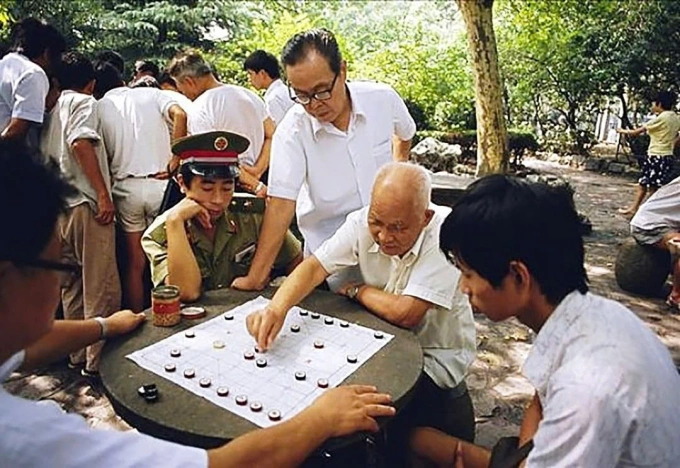 Một ván cờ tướng vỉa hè tại Việt Nam. Ảnh: HNM