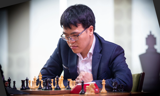 Kỳ thủ cờ vua số một Việt Nam Lê Quang Liêm trong ván đấu với Gukesh tại vòng ba cờ nhanh, St Louis Grand Chess Tour tại bang Missouri, Mỹ ngày 11/8/2025. Ảnh: GCT