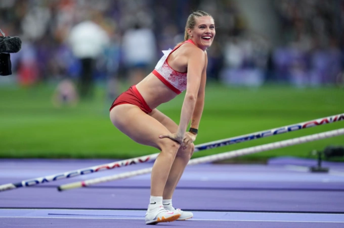 Alysha Newma nhảy lắc mông sau khi vượt qua mức xà 4,85m để giành HC đồng nhảy sào Olympic Paris 2024. Ảnh: Eurasia Sport Images