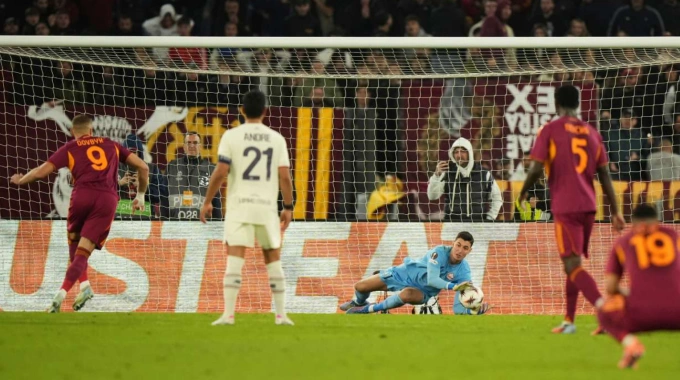 Artem Dovbyk đá hỏng phạt đền trong trận Roma thua Lille 0-1 ở lượt hai Europa League trên sân Olimpico, Rome, Italy ngày 2/10/2025. Ảnh: AP