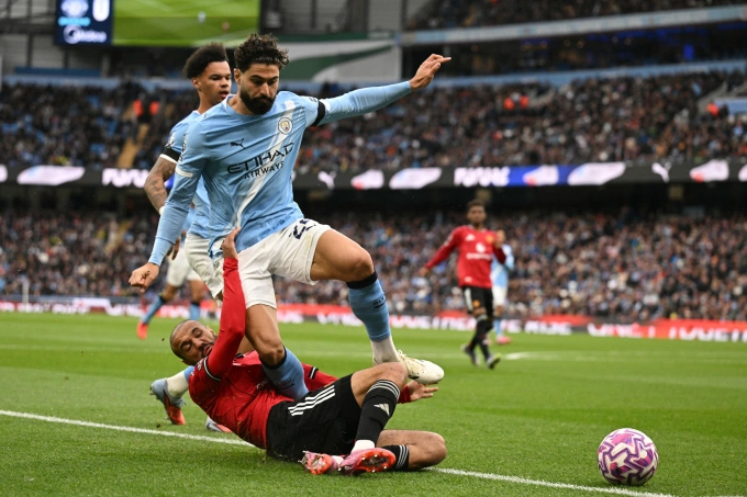 Hậu vệ Man Utd Noussair Mazraoui thất thế khi tranh chấp với Josko Gvardiol trong trận thua Man City 0-3 trên sân Etihad ở vòng 4 Ngoại hạng Anh ngày 14/9/2025. Ảnh: AFP