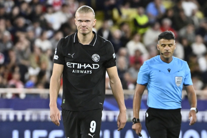 Tiền đạo Erling Haaland tức giận sau trận Man City hòa Monaco 2-2 trên sân Louis II, Monaco ở lượt hai vòng bảng Champions League ngày 2/10.