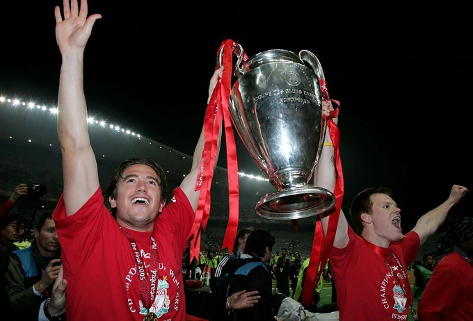 Harry Kewell (trái) mừng chức vô địch UEFA Champions League 2004/2005 cùng CLB Liverpool.