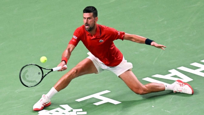 Djokovic cứu bóng trong trận gặp Cilic, trên sân Trung tâm ở tổ hợp Qizhong Forest, Thượng Hải, Trung Quốc hôm 3/10. Ảnh: Reuters