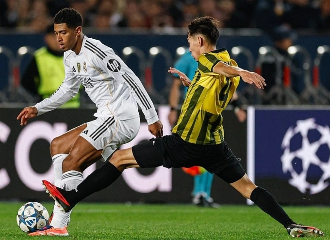 Bellingham giữ bóng trong trận Real thắng Almaty ở Champions League hôm 30/9. Ảnh: Real Madrid