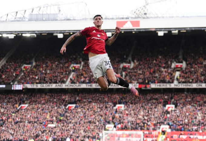 Sesko bật cao mừng bàn thắng ấn định tỷ số 2-0 cho Man Utd. Ảnh: PA