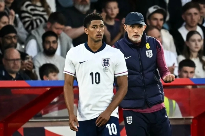 HLV Tuchel trao đổi với Bellingham trong trận Anh thua Senegal 1-3 trên sân nhà City Ground ngày 11/6. Ảnh: AFP