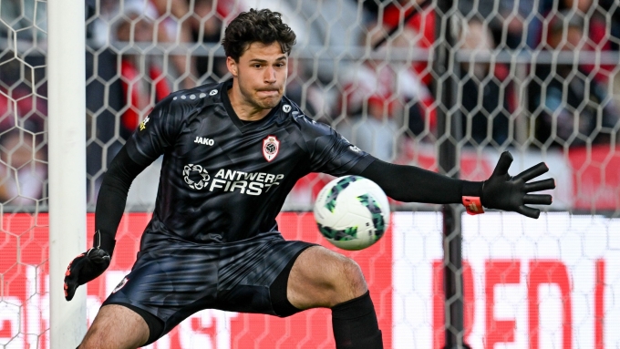 Lammens khi còn thi đấu ở Antwerp - bệ đỡ quan trọng đưa anh đến Man Utd hè 2025.