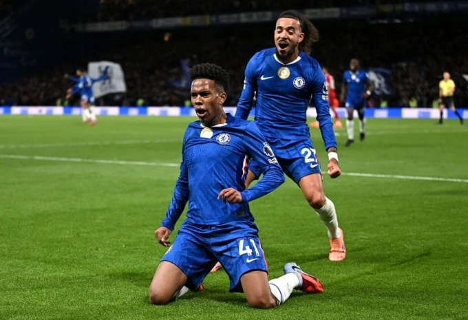 Estevao (số 41) mừng bàn thắng nâng tỷ số lên 2-1, trên sân Stamford Bridge, London, Anh hôm 4/10. Ảnh: Reuters