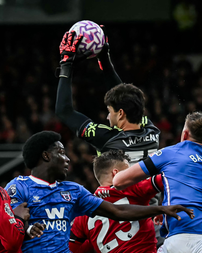 Lammens giúp Man Utd lần đầu sạch lưới ở mùa giải 2025-2026.