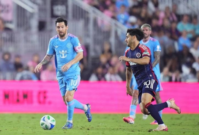 Messi đi bóng trong trận Inter Miami 4-1 New England ở MLS tối 4/10. Ảnh: AP