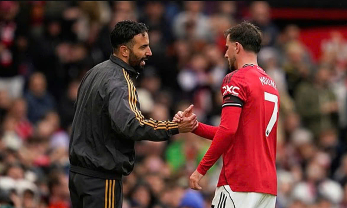HLV Ruben Amorim nói chuyện với Mason Mount sau khi thay người trận Man Utd thắng Sunderland trên sân Old Trafford, thành phố Manchester, vòng 7 Ngoại hạng Anh ngày 4/10/2025. Ảnh: AP