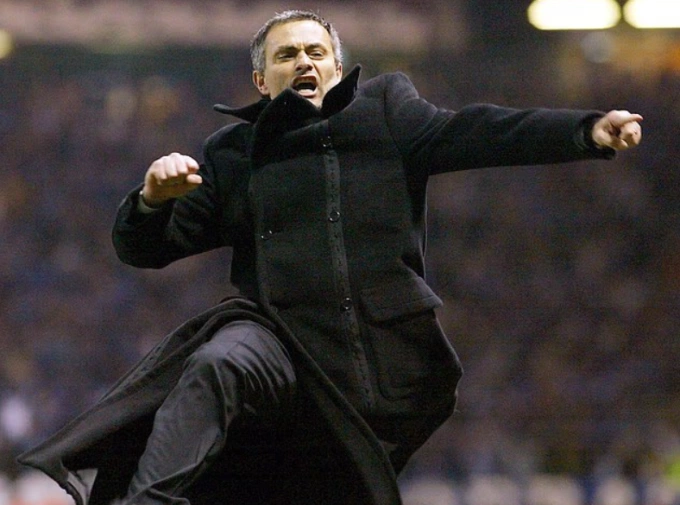 HLV Jose Mourinho ăn mừng trong trận Porto hòa Man Utd 1-1 trên sân Old Trafford ở Champions League mùa 2003-2004. Ảnh: Reuters