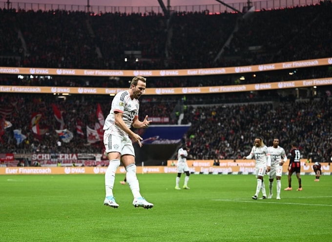 Kane (trái) mừng bàn thắng nâng tỷ số lên 2-0, trên sân Deutsche Bank Park, Frankfurt, Đức hôm 4/10. Ảnh: Reuters