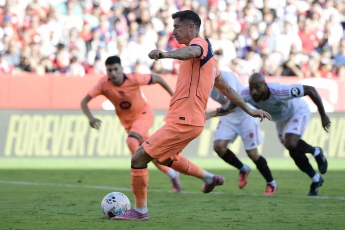 Robert Lewandowski đá hỏng phạt đền. Ảnh: AFP