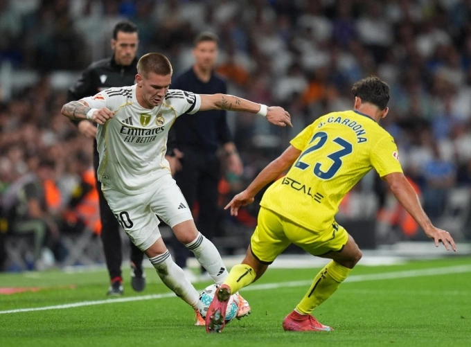 Mastantuono (trái) đi bóng trong trận Real 3-1 Villarreal ở vòng tám La Liga tối 4/10. Ảnh: EFE
