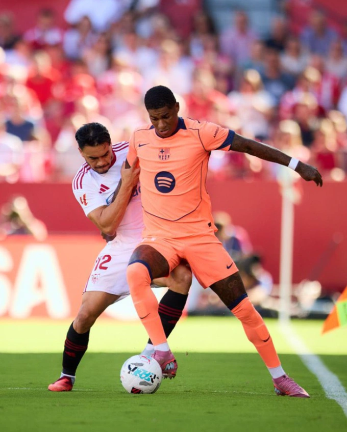 Marcus Rashford che chắn bóng trong trận Barca thua Sevilla 1-4 ở vòng 8 La Liga trên sân Sanchez Pizjuan, Sevilla, Tây Ban Nha ngày 5/10/2025.