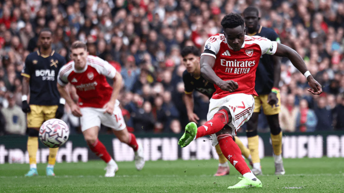 Bukayo Saka ghi bàn phạt đền ấn định tỷ số trong trận Arsenal thắng West Ham 2-0 ở vòng 7 Ngoại hạng Anh trên sân Emirates, London, Anh ngày 4/10. Ảnh: Arsenal