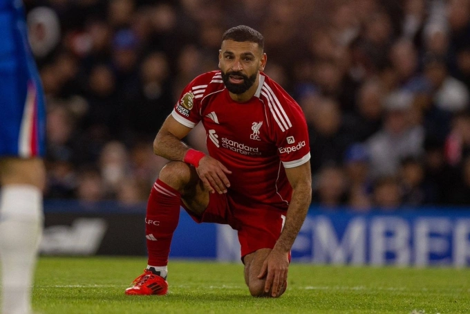 Mohamed Salah thất vọng sau pha xử lý lỗi.