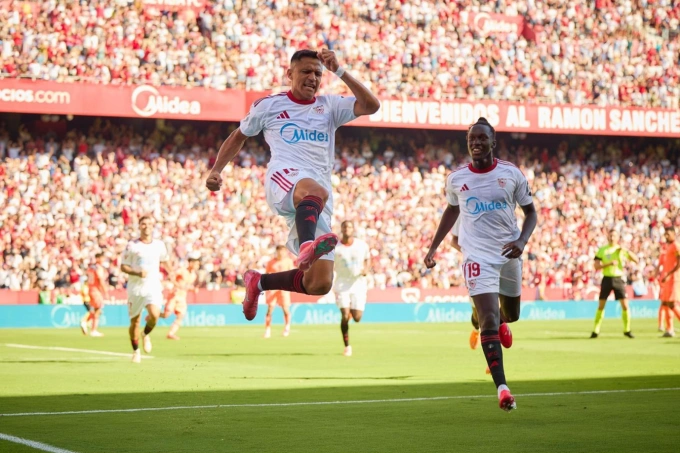 Alexis Sanchez (trái) nhảy mừng bàn mở tỷ số. Ảnh: Sevilla FC