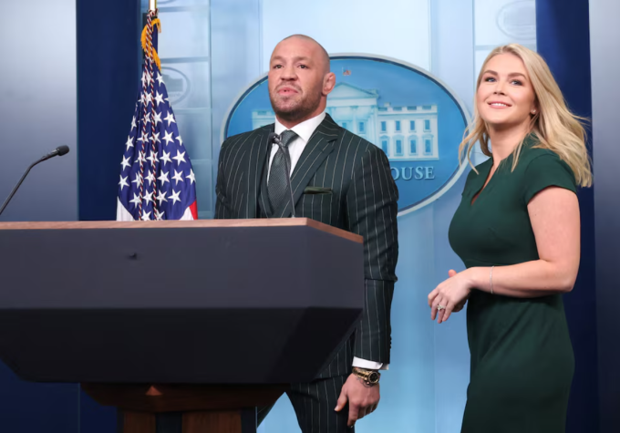Conor McGregor đứng tại bục phát biểu trong phòng họp báo cùng thư ký báo chí Nhà Trắng Karoline Leavitt trong chuyến thăm Nhà Trắng ở Washington, Mỹ ngày 17/3/2025. Ảnh: Reuters
