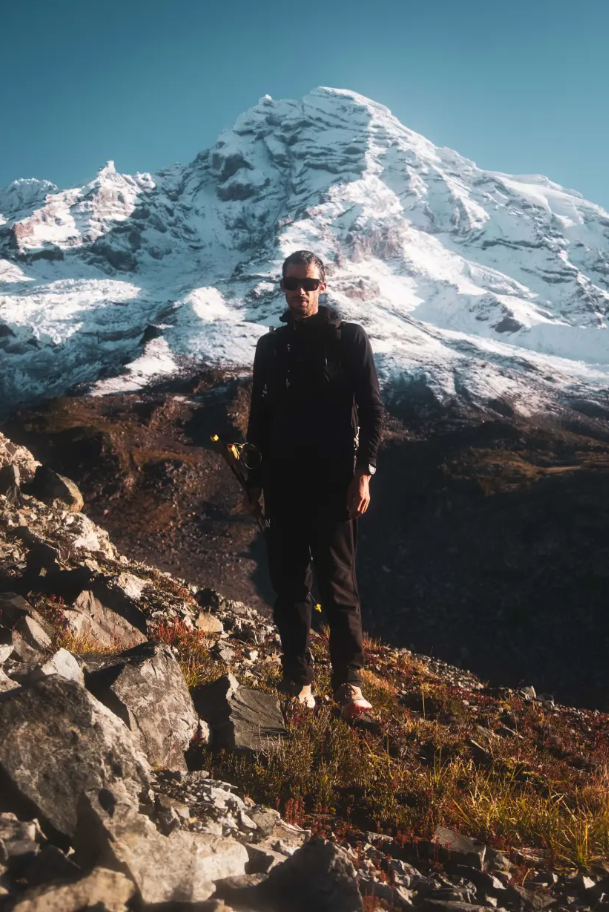 Kilian Jornet tại núi Rainier, nằm trong Công viên Quốc gia Núi Rainier, cách Seattle khoảng 95 km về phía đông nam, và là một trong những ngọn núi lửa nguy hiểm nhất thế giới do nguy cơ phun trào và khả năng tạo ra các dòng bùn khổng lồ. Ảnh: Nick Danielson