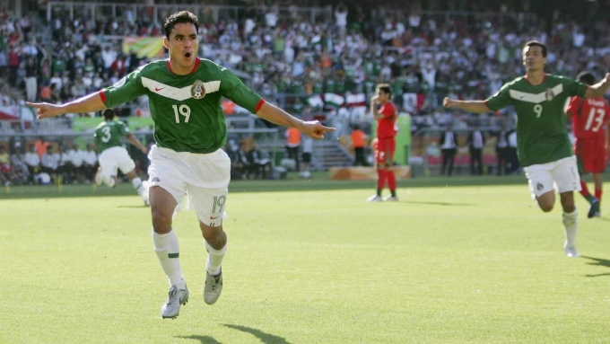 Omar Bravo (trái) mừng bàn trong trận Mexico 3-1 Iran ở vòng bảng World Cup 2006 tại Đức. Ảnh: FIFA