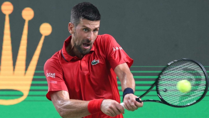 Djokovic đánh trái tay ở trận gặp Hanfmann, trên sân Trung tâm ở tổ hợp Qizhong Forest, Thượng Hải, Trung Quốc hôm 5/10. Ảnh: Reuters
