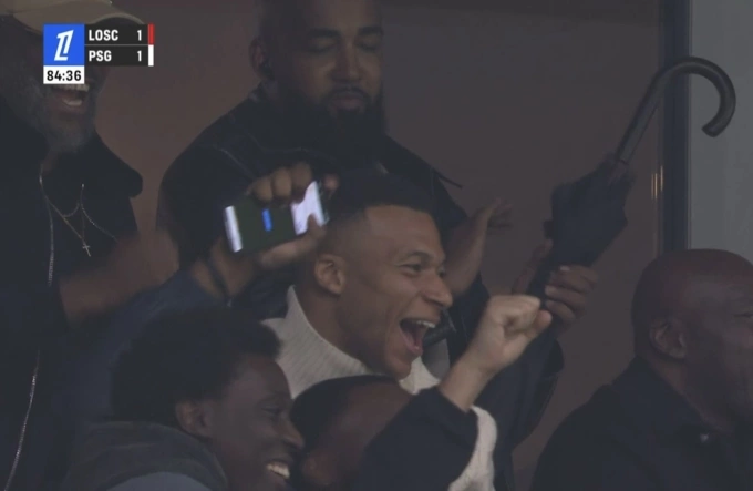 Kylian Mbappe mừng trên khán đài sau khi em trai Ethan ghi bàn vào lưới PSG. Ảnh chụp màn hình