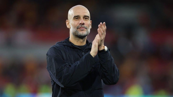 HLV Guardiola mừng chiến thắng trước Brentford, trên sân Gtech Community, London, Anh hôm 5/10. Ảnh: Reuters