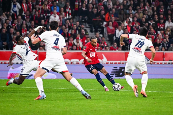 Ethan Mbappe dứt điểm chân trái...