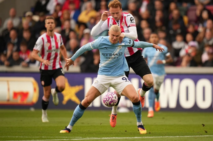 Erling Haaland che chắn loại bỏ Sepp van den Berg...