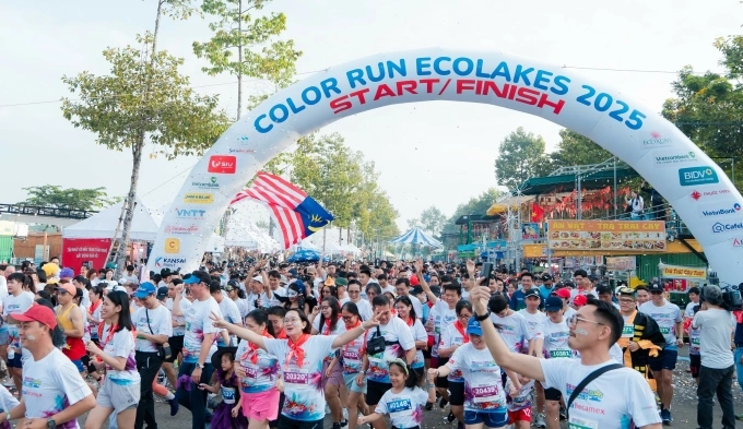 Hơn 2000 vận động viên tham gia đường chạy Color Run EcoLakes 2025 sáng 05/10. Ảnh: SetiaBecamex