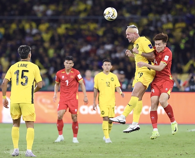 Tiền đạo Malaysia Rodrigo Holgado (áo vàng phải) thi đấu trong trận thắng Việt Nam (áo đỏ) 4-0 ở lượt hai bảng F vòng loại cuối Asian Cup 2027, trên sân Bukit Jalil, Malaysia ngày 10/6/2025. Ảnh: Hai Tư