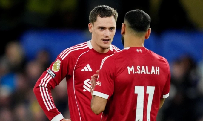 Mohamed Salah (phải) và Florian Wirtz trò chuyện trong trận Liverpool thua Chelsea 1-2 ở vòng 7 Ngoại hạng Anh trên sân Stamford Bridge, London, Anh ngày 4/10/2025. Ảnh: PA