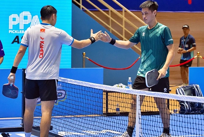 Trương Vinh Hiển (phải) bắt tay Lý Hoàng Nam sau trận bán kết đơn nam pickleball PPA Tour Asia - MB Vietnam Cup 2025 tại Cung thể thao Tiên Sơn, Đà Nẵng trưa 3/10. Ảnh: PPA