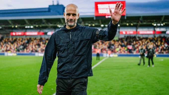 HLV Pep Guardiola vẫy tay chào khán giả sau trận. Ảnh: Man City