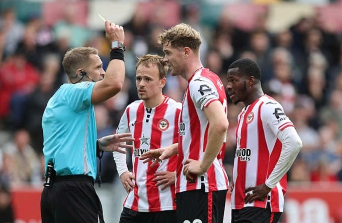 Trọng tài rút thẻ vàng cho Nathan Collins (thứ hai từ phải sang), ở trận Brentford thắng Man Utd trên sân Gtech Community, thành phố London, Vương quốc Anh, vòng 6 Ngoại hạng Anh ngày 27/9/2025. Ảnh: Reuters